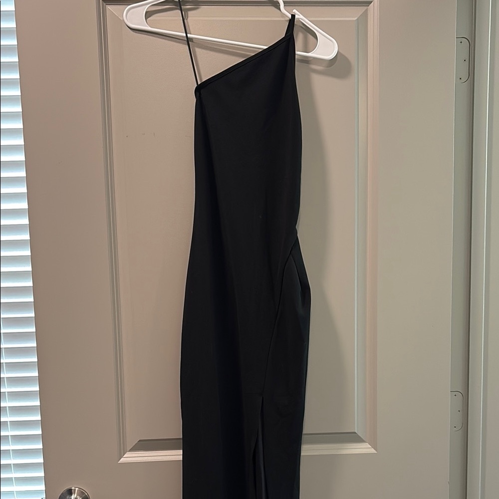 Elegant Black One-Shoulder Maxi Dress